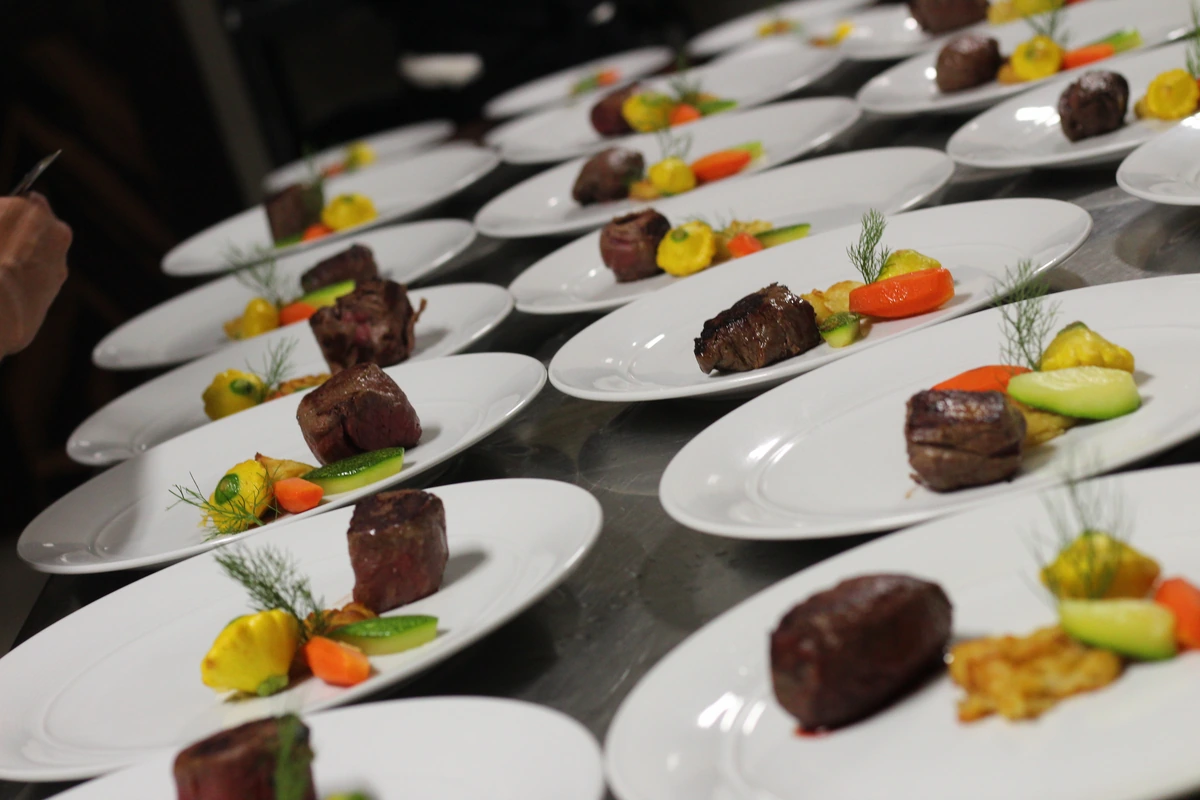 Platillos preparados para banquete en Cancún