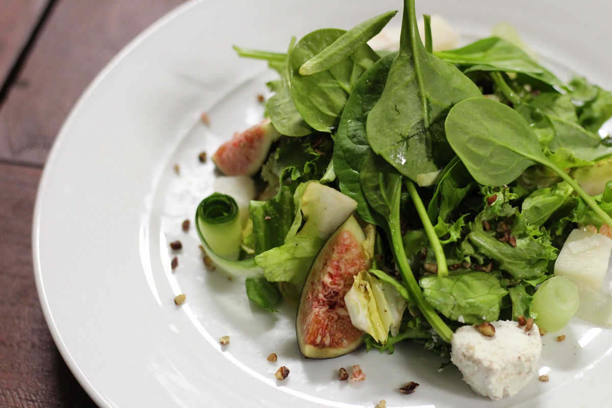 Ensalada fresca para menú de banquete