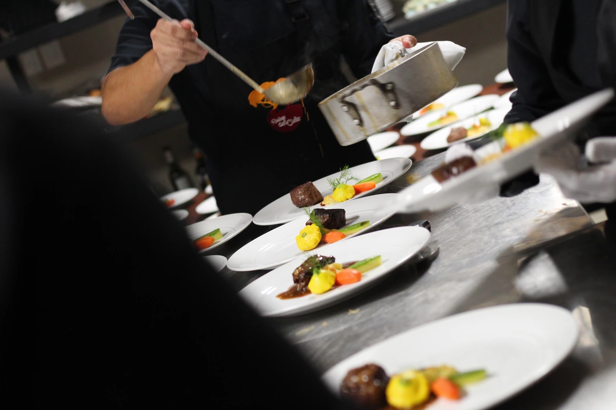 Chef emplatando durante un servicio de banquete