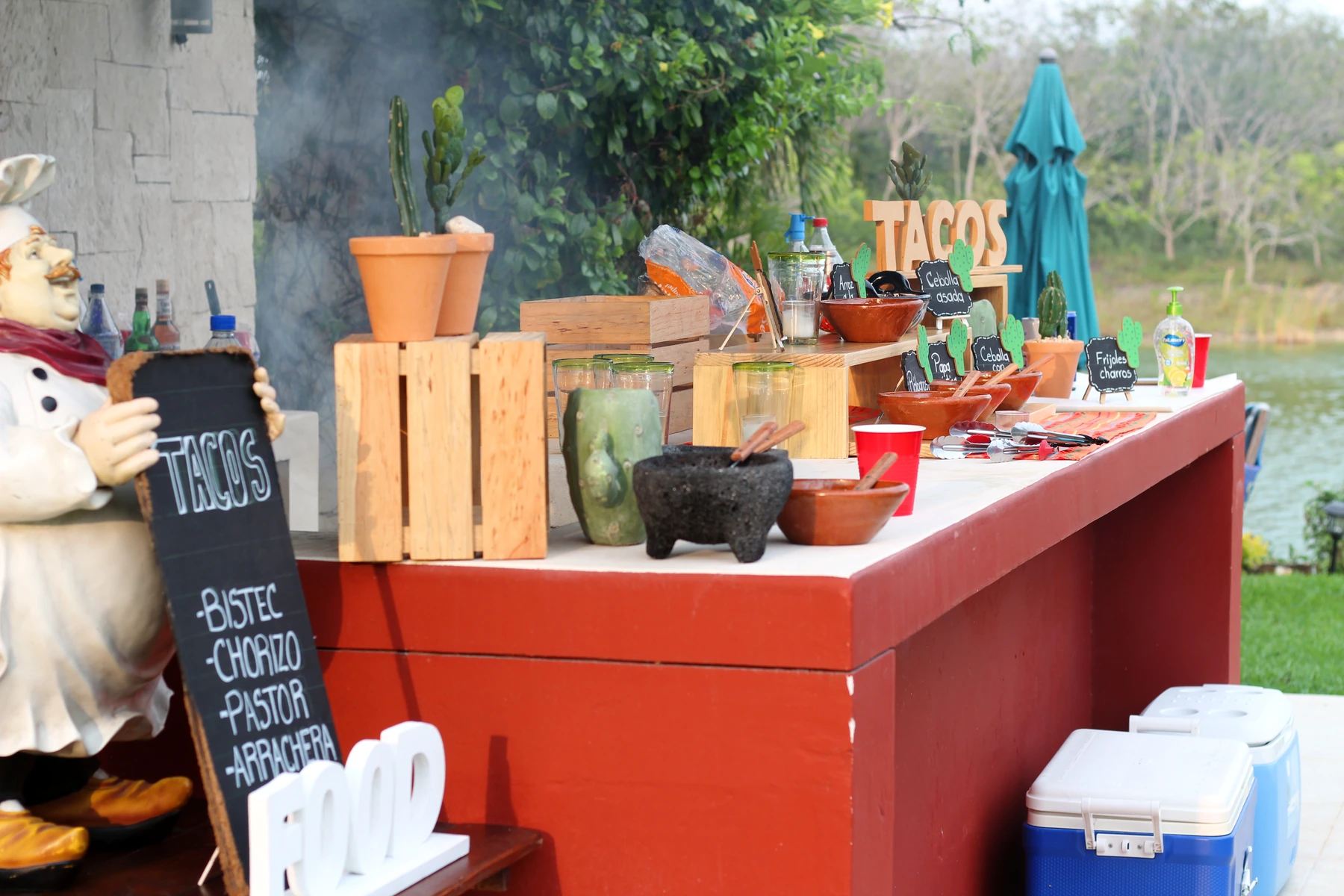 Mesa decorada para taquiza al carbón en Cancún - ChefToGo