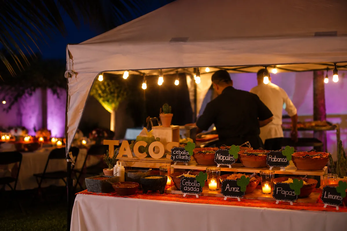 Montaje nocturno de taquiza para fiestas en Cancún