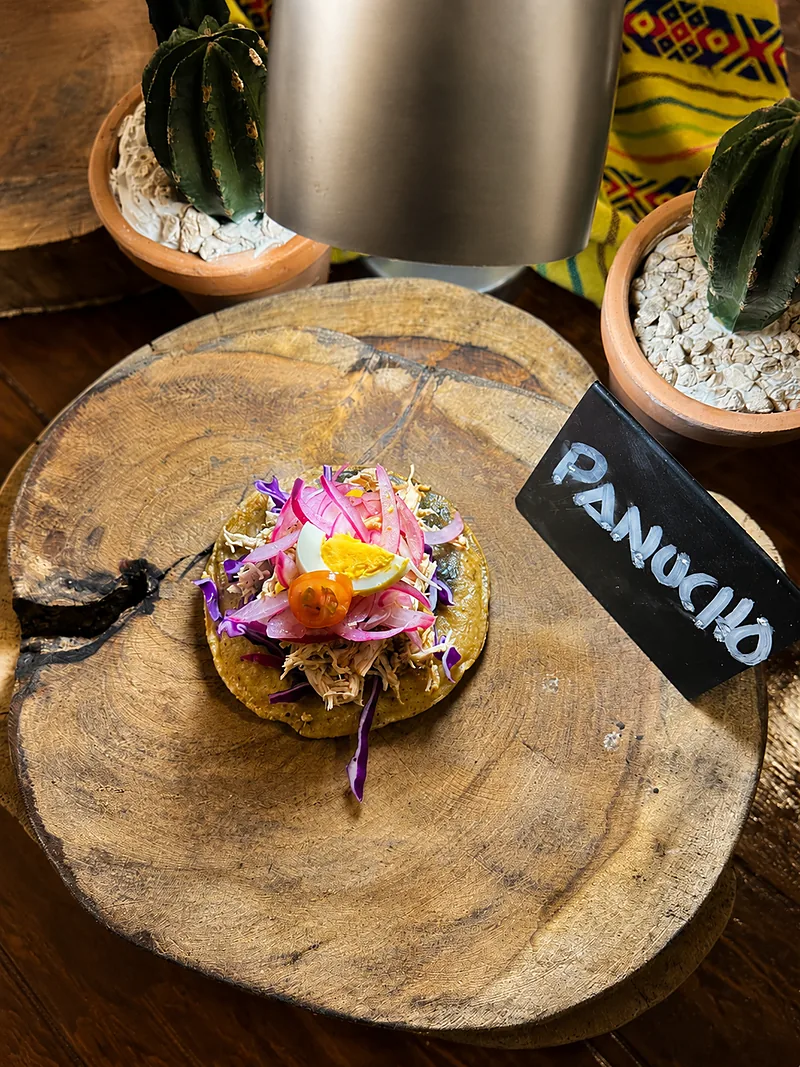 Panucho servido en taquiza para eventos en Cancún