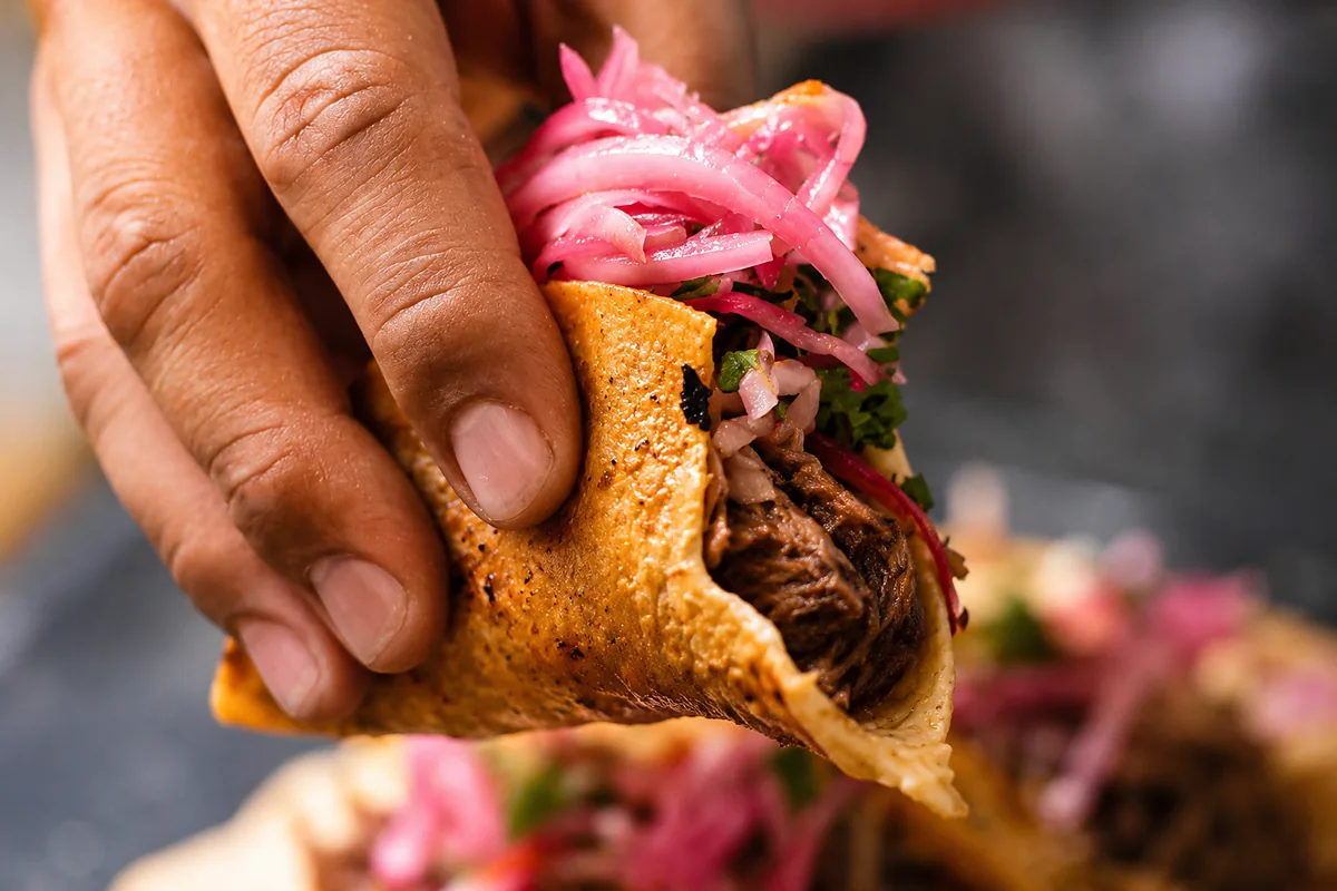 Taco de carne servido en taquiza para eventos