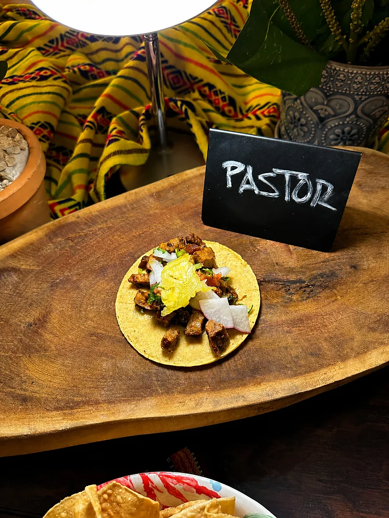 Taco al pastor preparado para una taquiza en Cancún