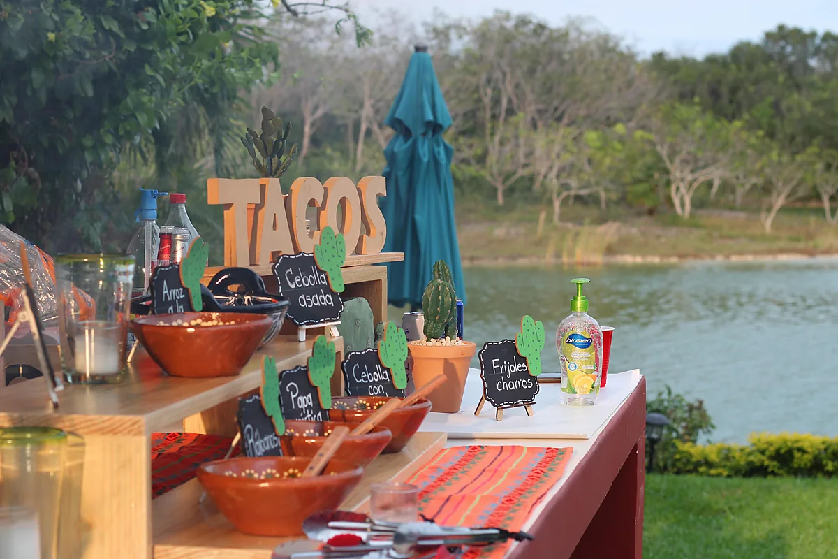Estación de taquiza decorada para evento en Cancún