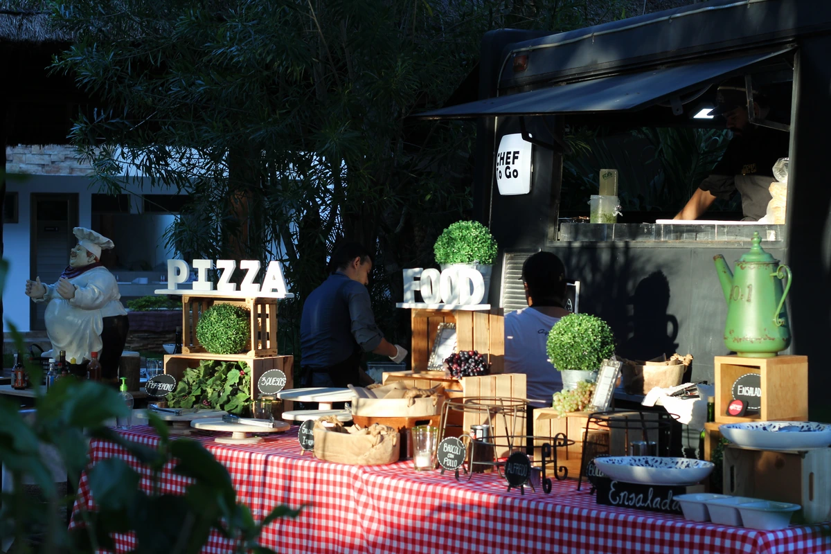 Montaje de barra de pizzas y food truck Chef To Go