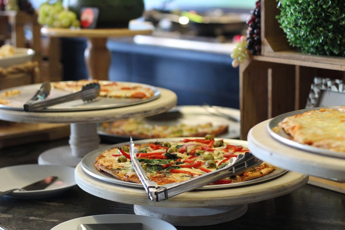 Variedad de pizzas recién preparadas para eventos