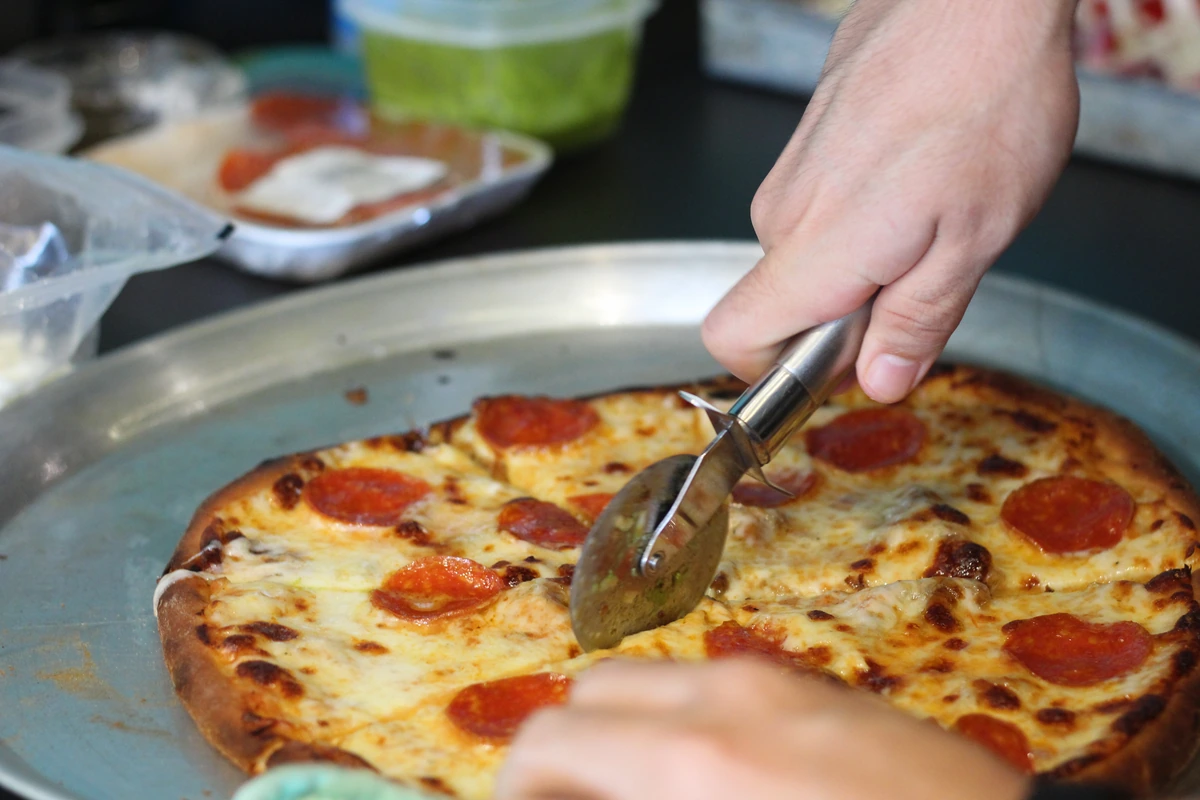 Pizza de pepperoni preparada al momento